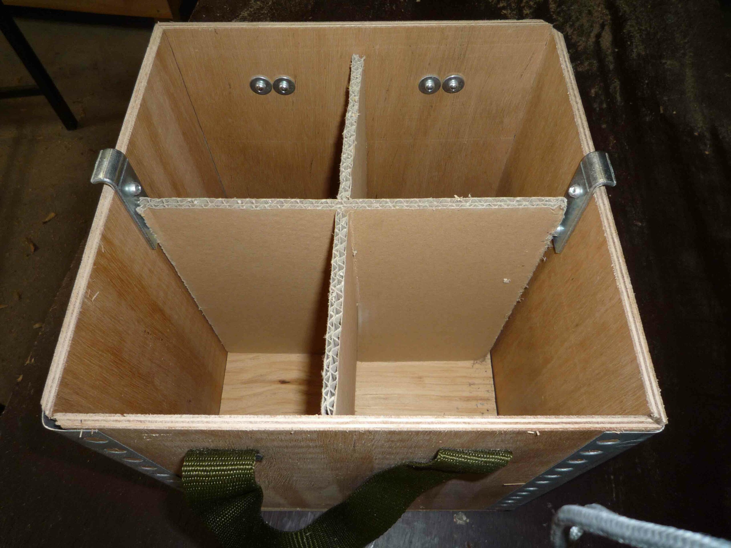 Caja de madera con celdas a medida